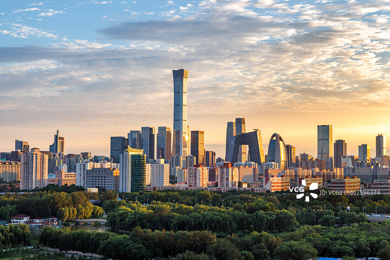北京城市天际线市中心高楼和日落蓝天图片素材