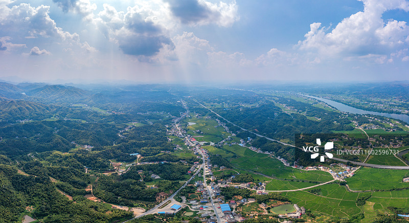 航拍俯瞰益阳桃江县大栗港镇及乡村风光，资水，平洞高速和536国道图片素材