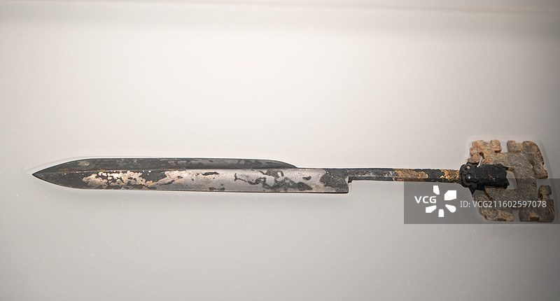 陈列在湖北省博物馆的玉首铜削刀图片素材