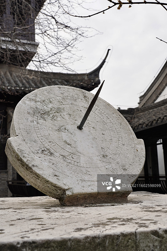 扬州高邮盂城驿内的日晷图片素材