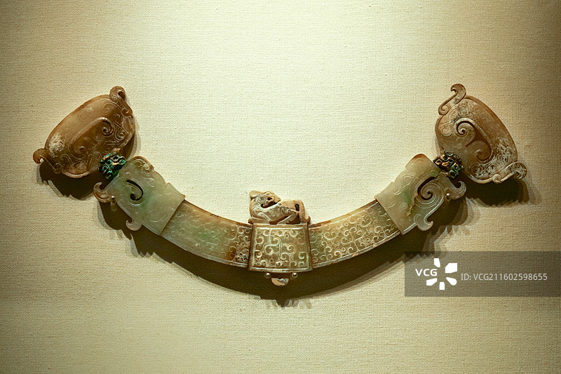 云兽纹青玉璜 战国·魏 1951年河南辉县出土 中国国家博物馆“古代中国基本陈列”图片素材