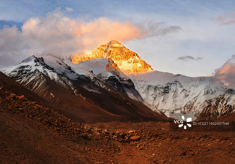 中国西藏珠穆朗玛峰日出风景图片素材