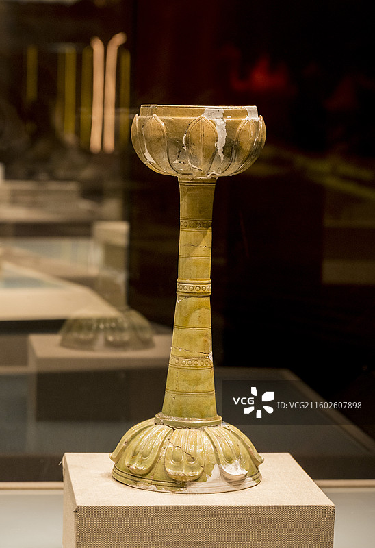 山西省太原博物馆展出文物——太原迎泽区徐显秀墓地出土北齐青瓷灯图片素材