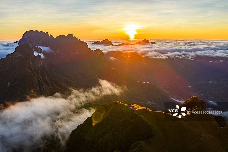 中国广西来宾金秀大瑶山丹霞峰林景观风光图片素材