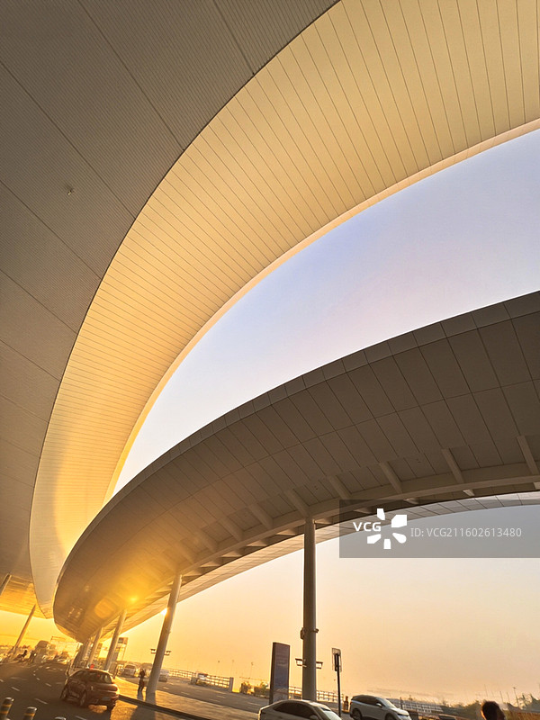 日落时的鸟鲁木齐天山机场建筑线条与色彩之美图片素材