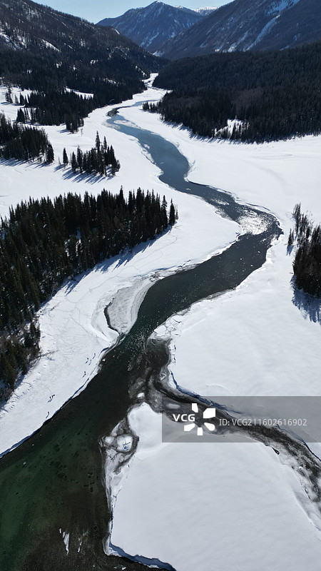 冬天的阿勒泰，喀纳斯河，神仙湾，喀纳斯河景点神仙湾，下雪，冬季的神仙湾，航拍神仙湾，不冻的河流图片素材