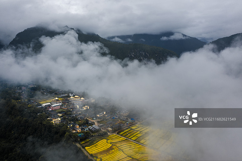 航拍云雾中的普化寺图片素材