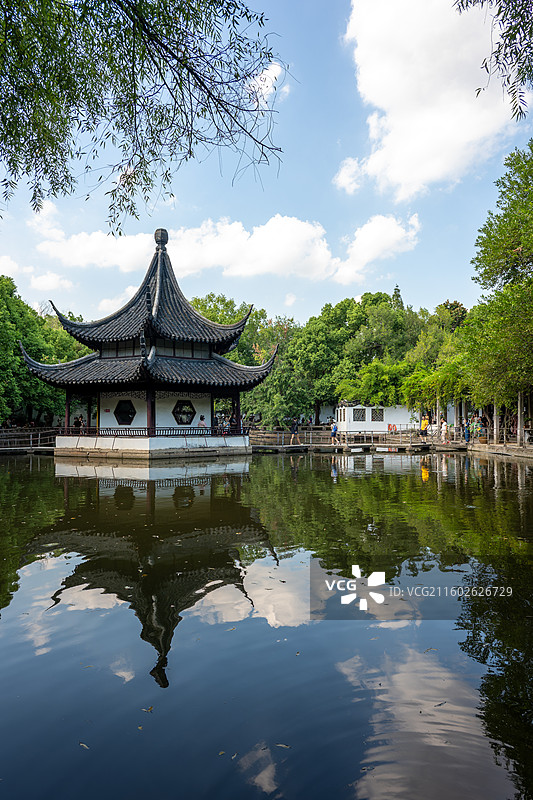 留园西园寺苏州园林六角亭水面倒影柳枝画框栈道游人静谧意境图片素材