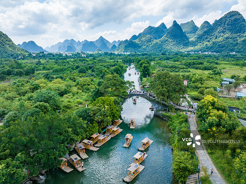 桂林阳朔遇龙河富里桥码头和竹筏漂流图片素材