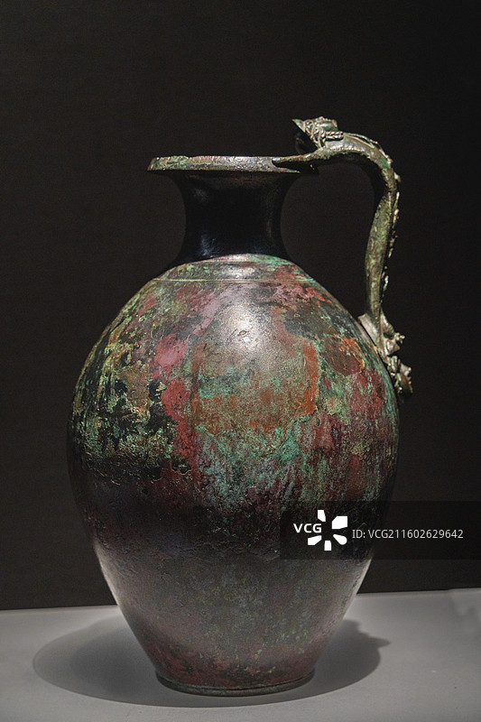 手柄上装饰有萨提尔和迈那得斯的壶 杭州西湖博物馆展   意大利那不勒斯国家考古博物馆藏图片素材