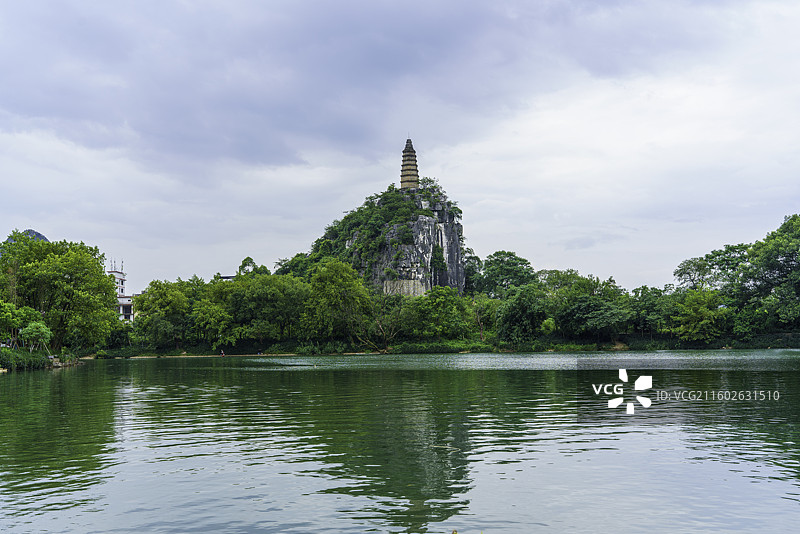 广西壮族自治区桂林市城区著名景点塔山的明代寿佛塔风光图片素材