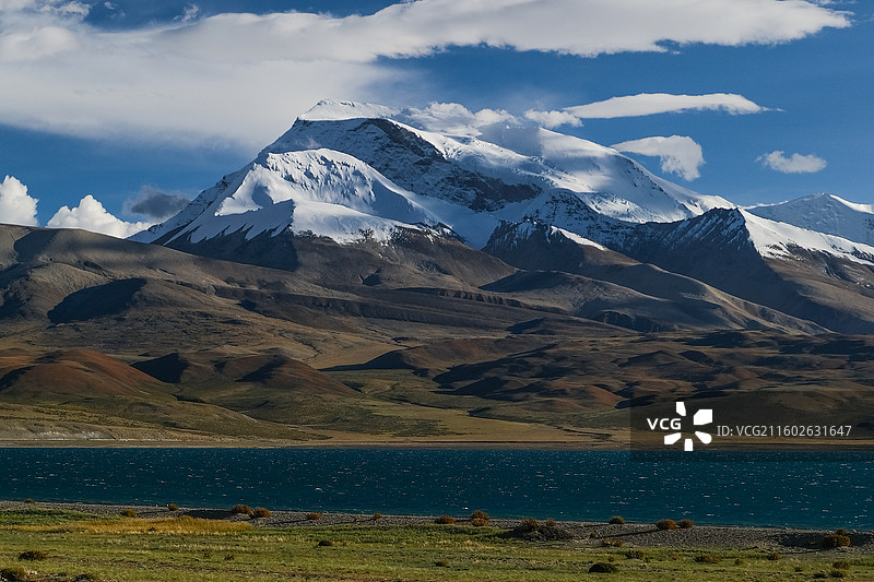 西藏阿里地区纳姆纳尼雪山及鬼湖拉昂措图片素材