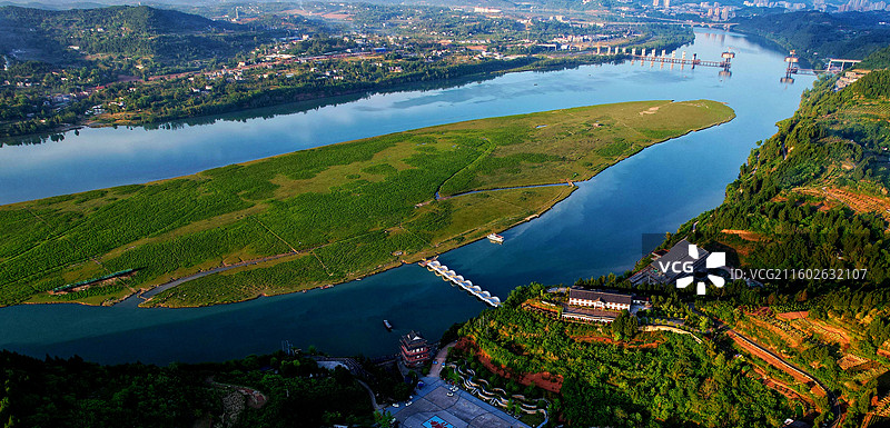 晨光中的百牛渡江景区太阳岛图片素材