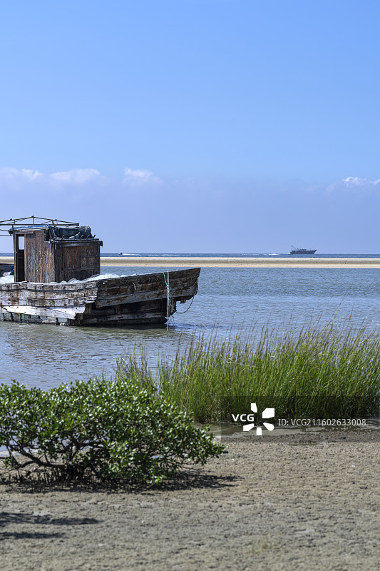 旧渔船岁月痕迹 海滨宁静风光商业素材图片素材