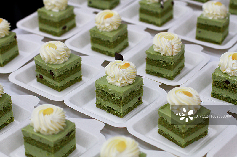 餐桌上甜点的高角度视图图片素材