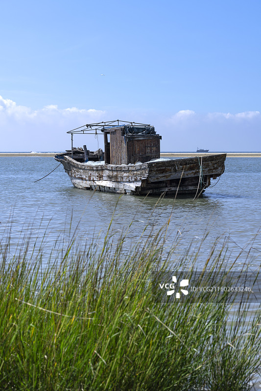 旧渔船岁月痕迹 海滨宁静风光商业素材图片素材