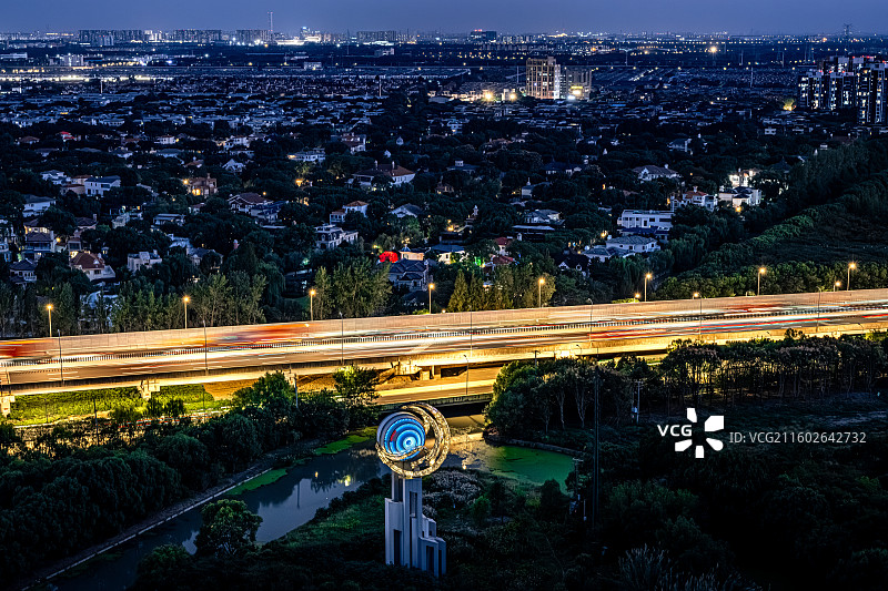 光耀G60雕塑 沪昆高速公路上海松江段夜景 长三角G60科创走廊 九城市协同发展地标建筑图片素材