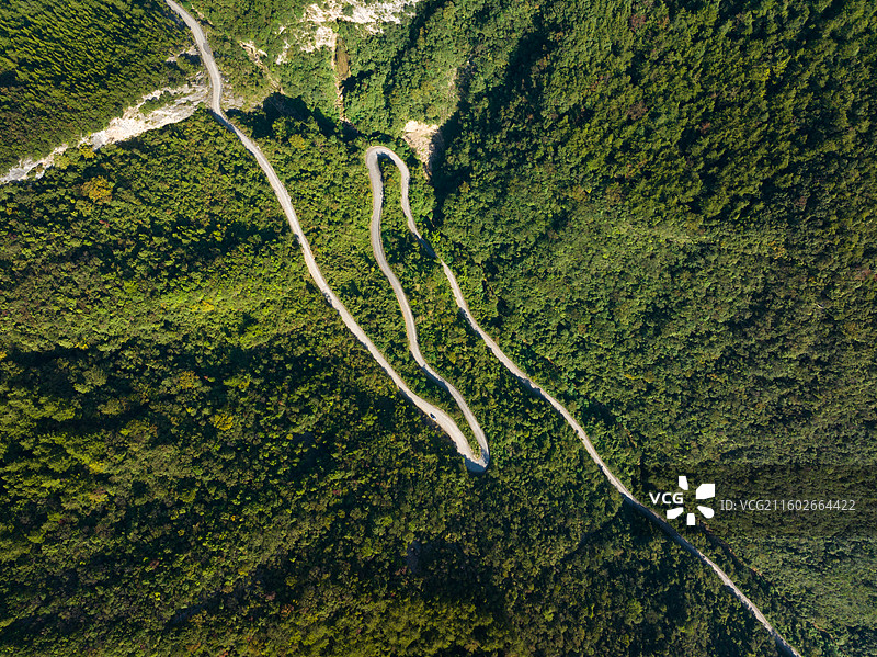 武陵山大裂谷蜿蜒的盘山公路航拍视角图图片素材