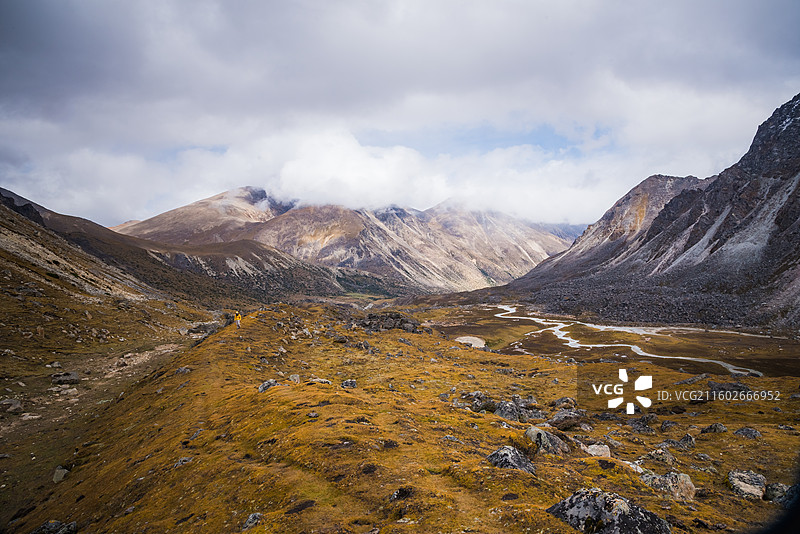 西藏卡达沟雪山峡谷山水河流自然风光图片素材