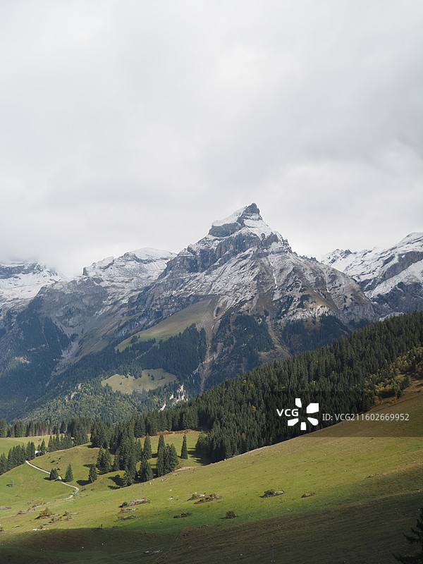 瑞士 上瓦尔登州 恩格尔贝格小镇 铁力士雪山图片素材