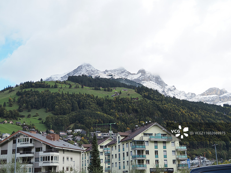 瑞士 上瓦尔登州 恩格尔贝格小镇 铁力士雪山图片素材