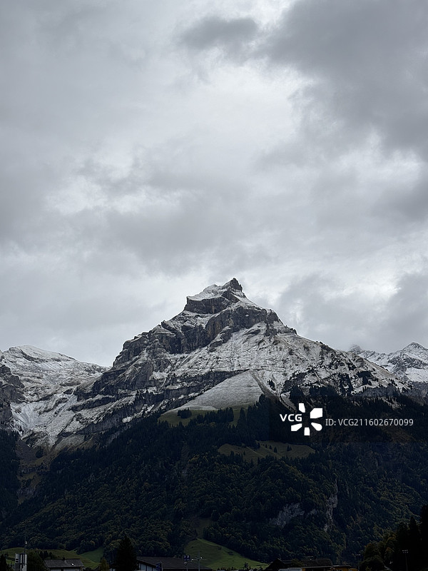 瑞士 上瓦尔登州 恩格尔贝格小镇 铁力士雪山图片素材