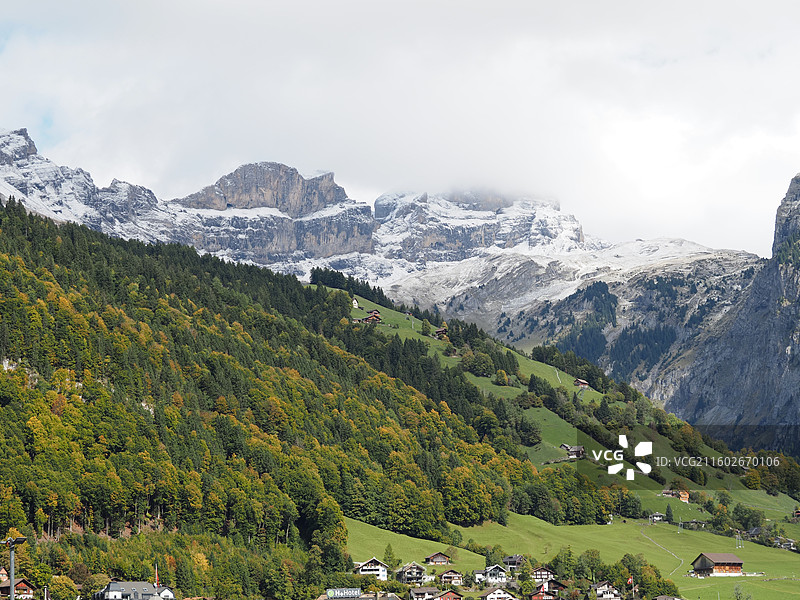 瑞士 上瓦尔登州 恩格尔贝格小镇 铁力士雪山图片素材