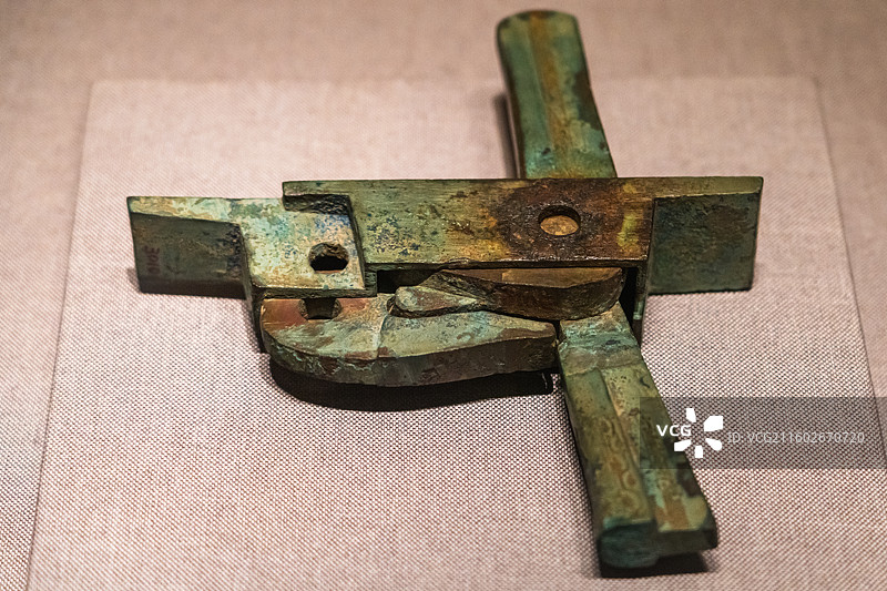 鎏金羽纹铜弩机（东汉）河南博物院藏 新野县出土图片素材