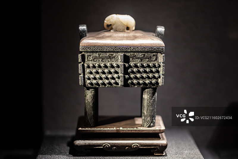 北京故宫博物院藏清墨玉双耳出戟四足炉图片素材