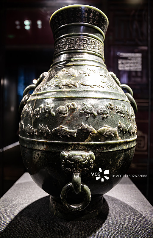 北京故宫博物院藏清乾隆御题青玉兽耳活环凫鱼纹壶图片素材