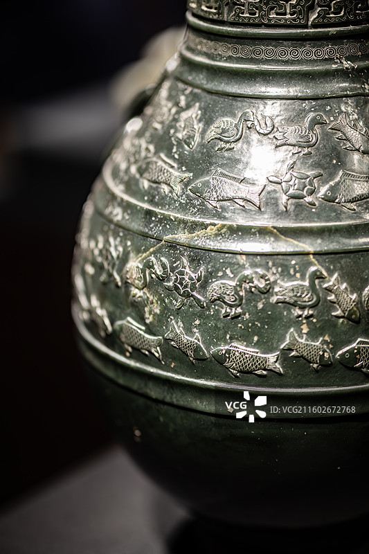 北京故宫博物院藏清乾隆御题青玉兽耳活环凫鱼纹壶图片素材