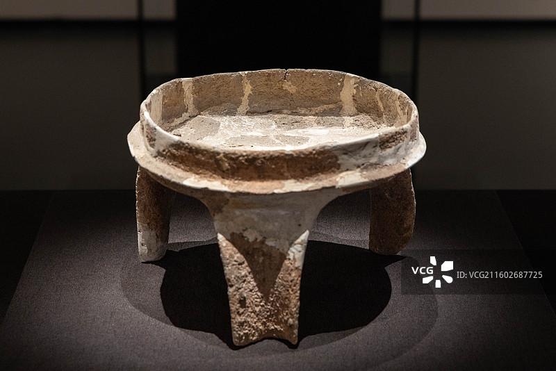 浙江杭州临平玉架山考古博物馆从江南到岭南良渚文化与石峡文化联展陶盘形鼎 石峡文化 石峡遗址M109-图片素材