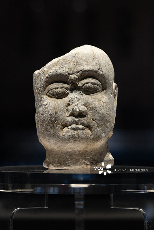 浙江杭州浙江省博物馆孤山馆雷峰塔出土文物石罗汉头像 五代吴越国 雷峰塔遗址图片素材