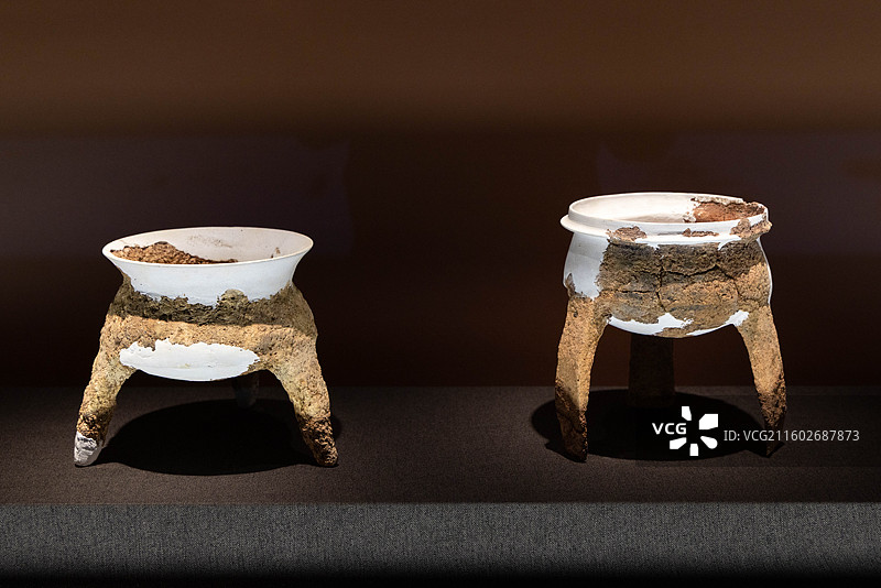 浙江杭州临平玉架山考古博物馆从江南到岭南良渚文化与石峡文化联展陶鼎 石峡文化 英德岩山寨M33-3图片素材