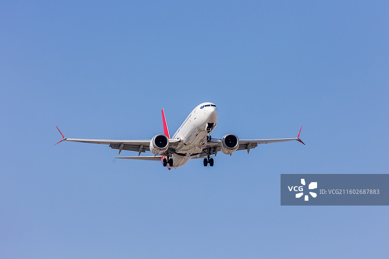 半空中抵达降落中的民航飞机图片素材