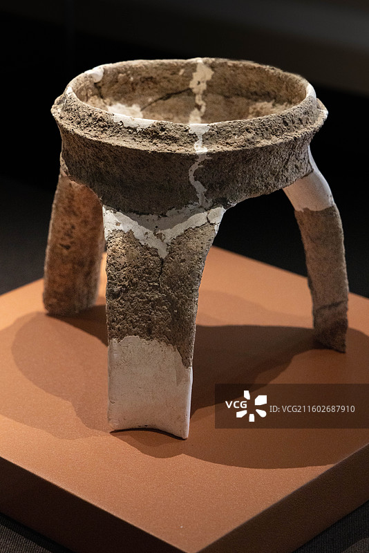 浙江杭州临平玉架山考古博物馆从江南到岭南良渚文化与石峡文化联展陶盘形鼎 石峡文化 石峡遗址M48-9图片素材