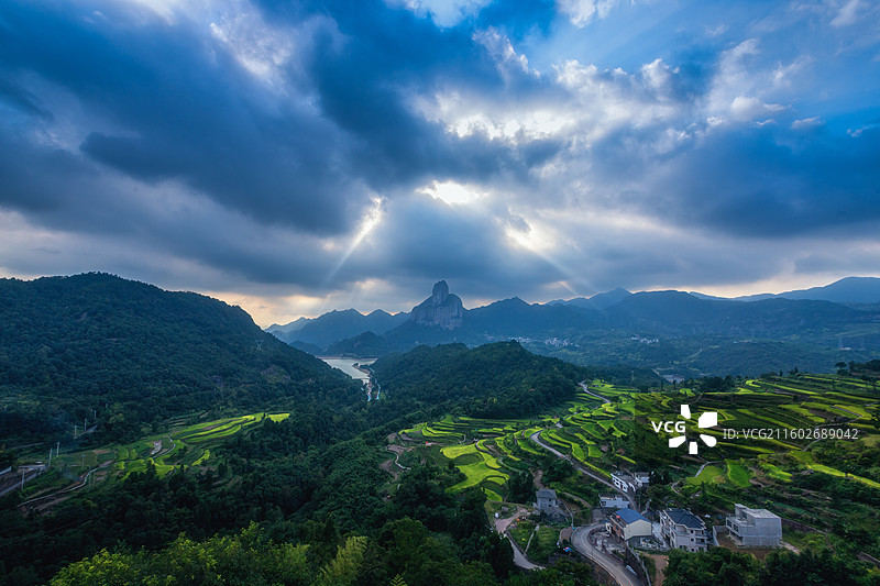 航拍视角下的梯田与图片素材
