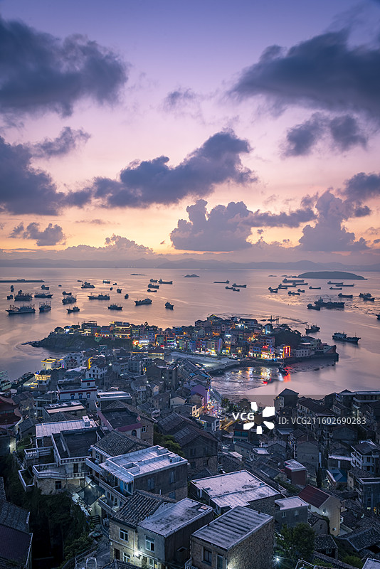 温岭石塘小箬村麒麟山，黄昏下海岛渔村与海港相映，彩色房屋点缀其间。图片素材