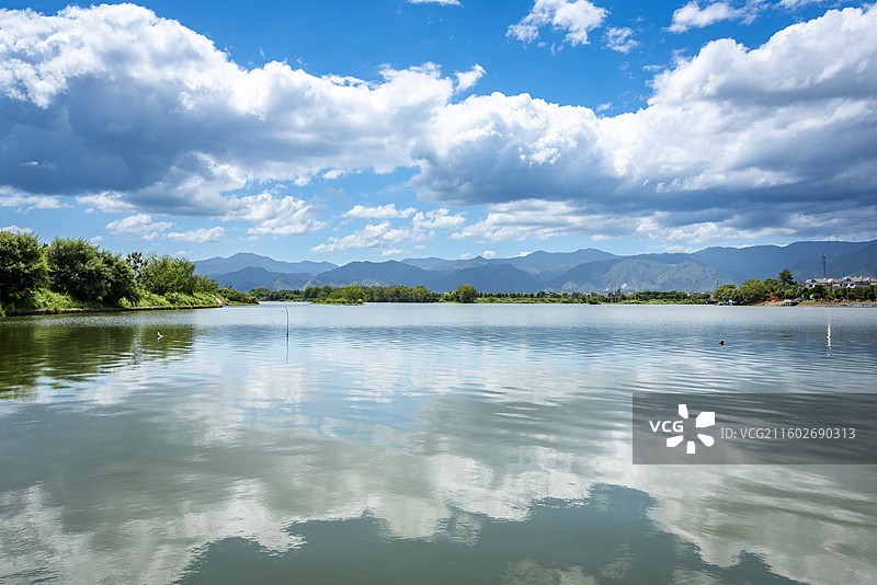 台州仙居皤滩古镇，湖面如镜映蓝天，山脉绵延，构成绝美自然画卷。图片素材