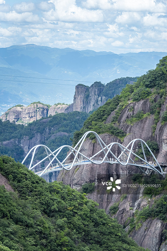 台州神仙居，现代感步行桥卧龙桥横跨山谷，自然与现代设计完美融合。图片素材
