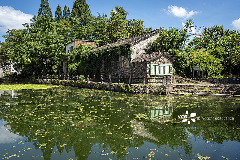台州仙居皤滩古镇，水畔古宅静谧，绿植环绕，倒影如画，尽显古朴之美。图片素材
