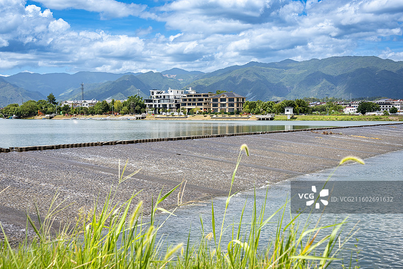 台州仙居皤滩古镇江边，远处建筑群与山脉相映，自然风光旖旎。图片素材