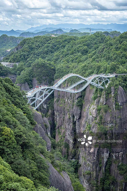 台州神仙居，悬崖栈道和卧龙桥蜿蜒于陡峭山壁，绿意环绕，自然奇观吸引游客探访。图片素材