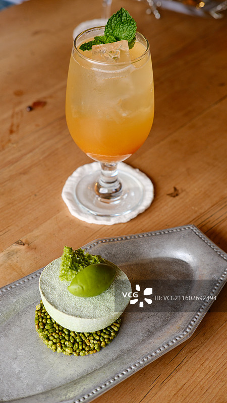 抹茶玄米茶大米慕斯杏子酱苏打玻璃杯银色复古盘子特写图片素材