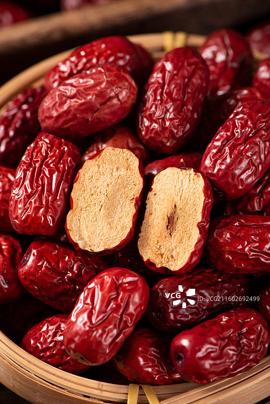 桌子上切开的红枣大枣图片素材