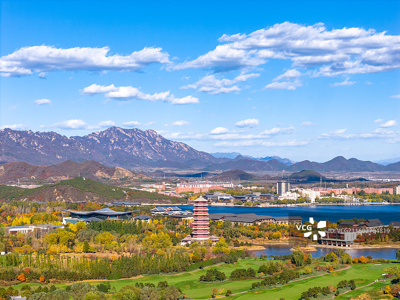 航拍秋天蓝天白云下的美丽的北京雁栖湖雁栖半岛美景风光(北京APEC会址)图片素材