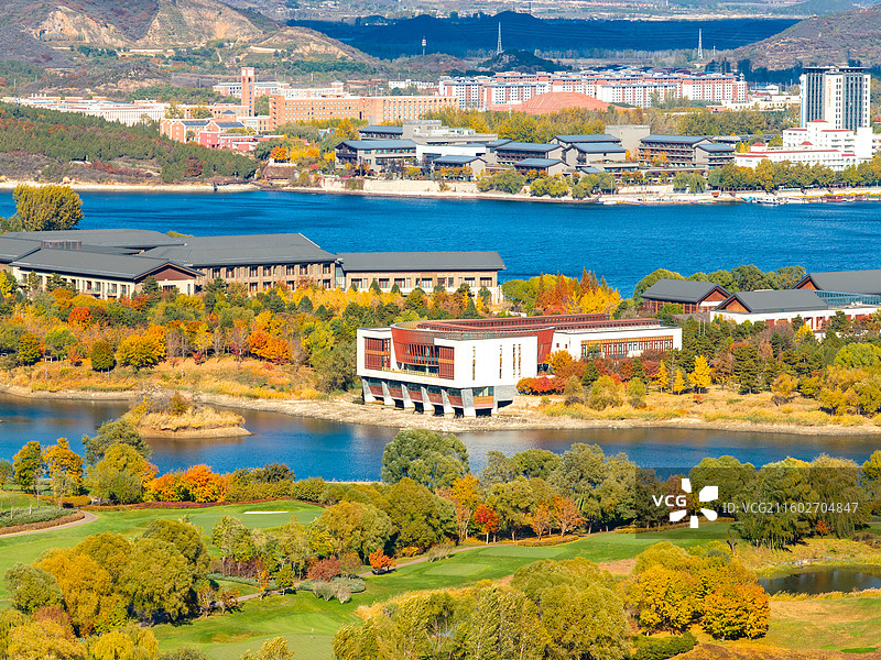 航拍秋天蓝天白云下的美丽的北京雁栖湖雁栖半岛美景风光(北京APEC会址)图片素材