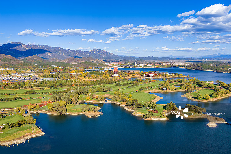 航拍秋天蓝天白云下的美丽的北京雁栖湖雁栖半岛美景风光(北京APEC会址)图片素材