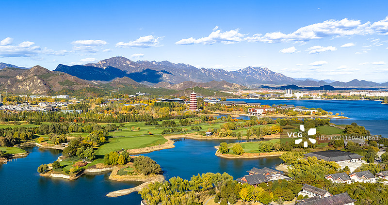 航拍秋天蓝天白云下的美丽的北京雁栖湖雁栖半岛美景风光(北京APEC会址)图片素材