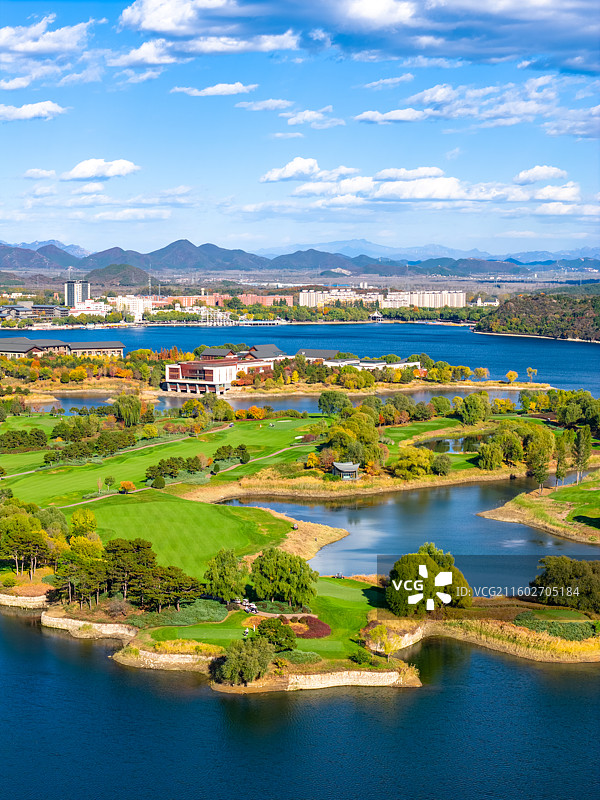 航拍秋天蓝天白云下的美丽的北京雁栖湖雁栖半岛美景风光(北京APEC会址)图片素材